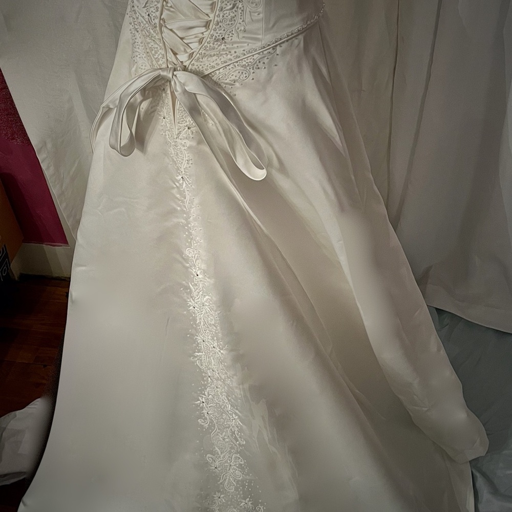 Maggie Sortero beautiful, satin, beaded, corseted wedding dress - Picture 4 of 16